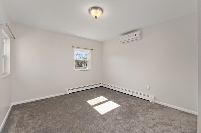 Building Photo - 350 Chestnut St