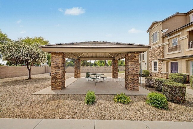 Building Photo - 1384 S Sabino Dr