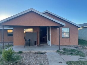 Building Photo - 905/907 N Ave K - duplex