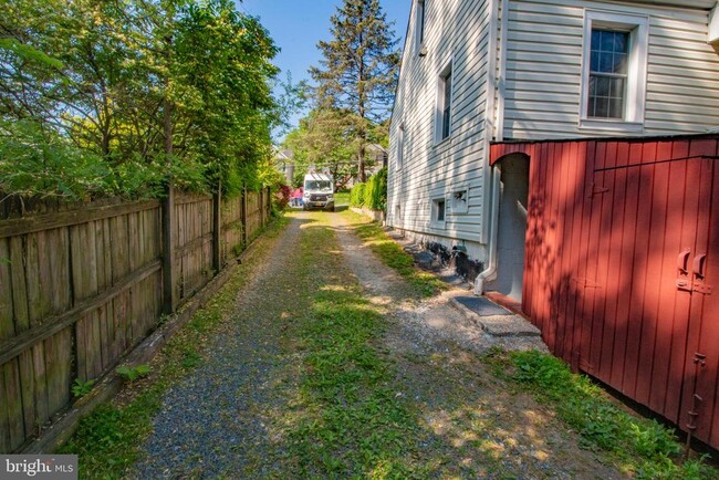 Building Photo - 7210 Hickory St