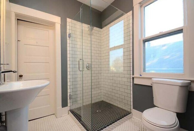 Building Photo - Beautiful 5 Bedroom Home!