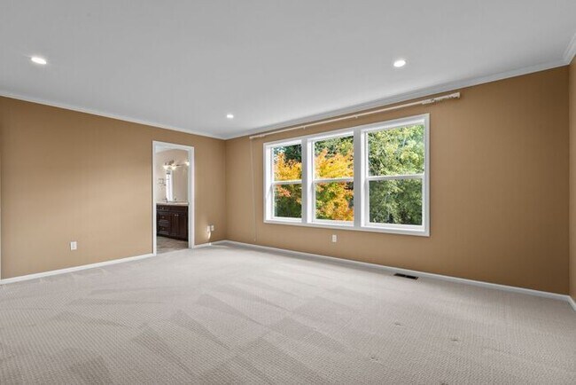 Building Photo - Air Conditioned Newcastle Beauty in Covete...