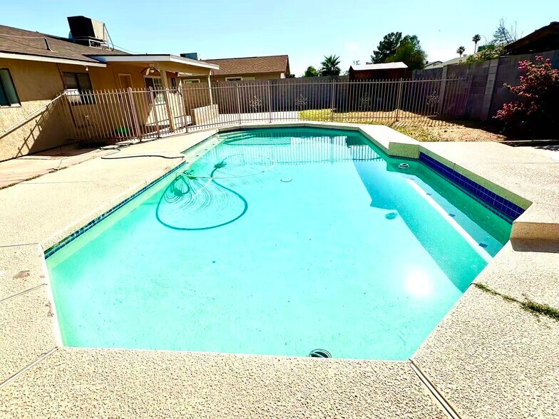 Building Photo - 1056 W Hackamore St