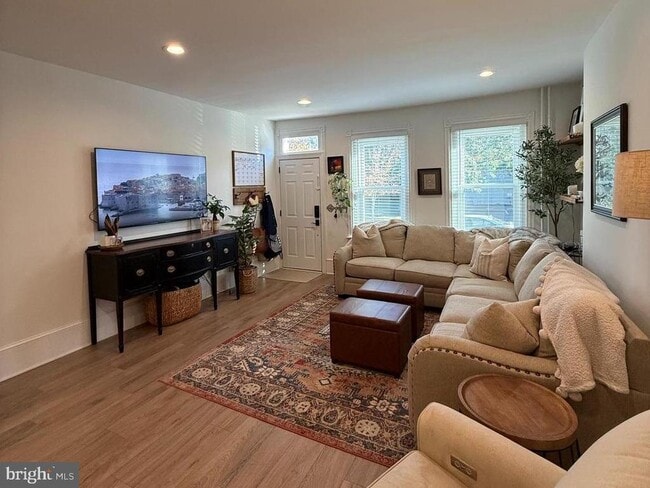 Building Photo - 810 E Elm St