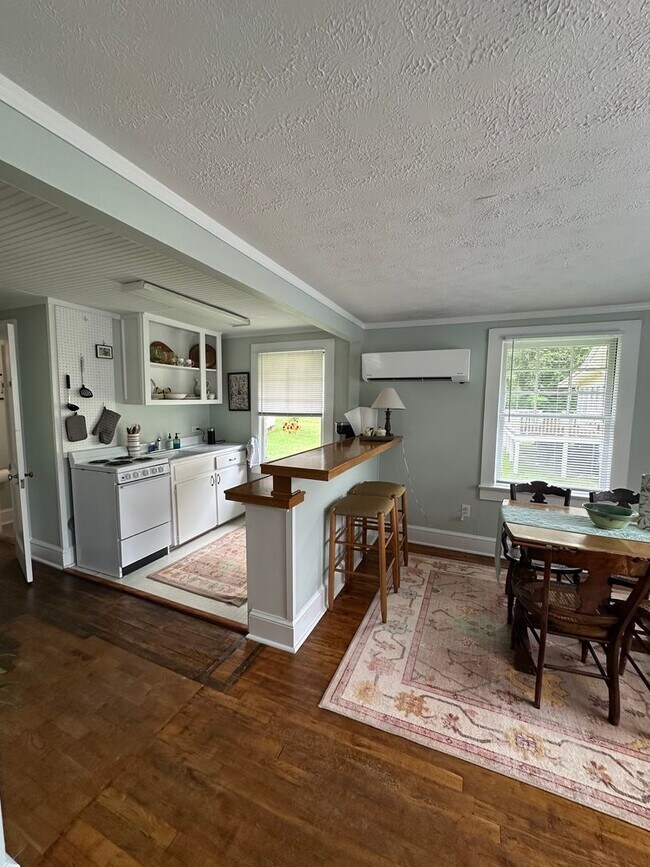 Building Photo - One Bedroom Garage Apartment in 5 Points!!