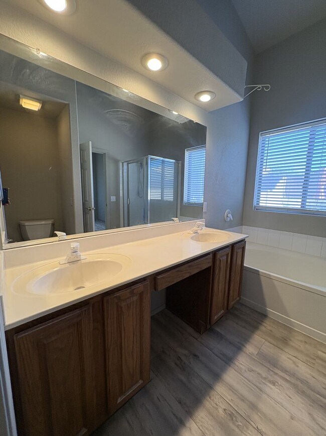 Building Photo - Great eastside location Pet friendly