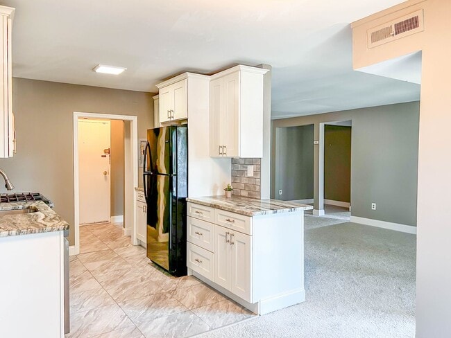 Building Photo - Suitland MD 2 BR 1 BA Renovated Condo