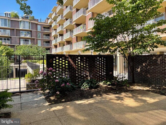 Building Photo - 520 N St SW