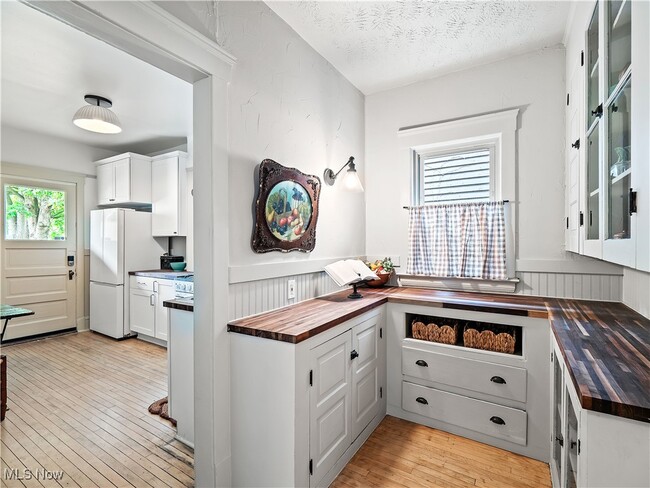 Building Photo - 1854 W 48th St