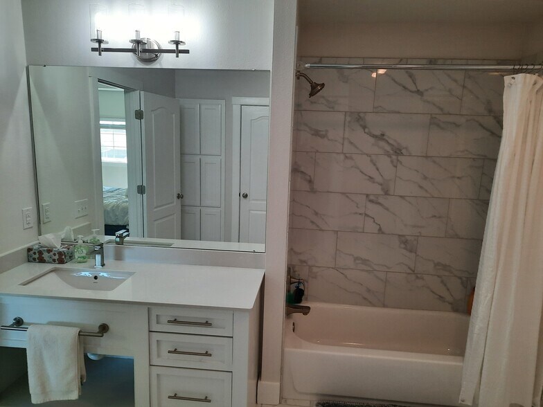 Building Photo - 1735 Woodridge Dr