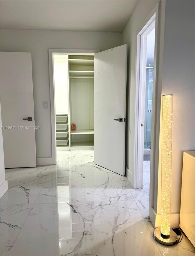 Building Photo - 400 Leslie Dr