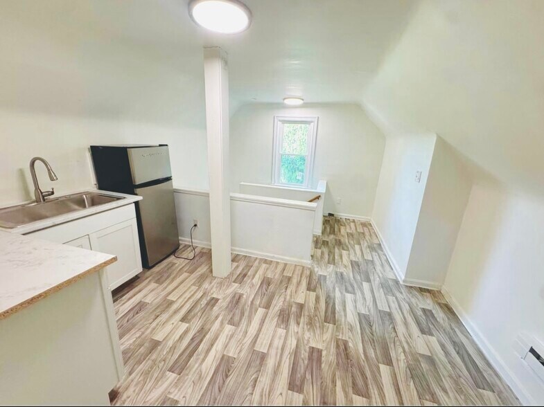 Building Photo - 2065 W 85th St