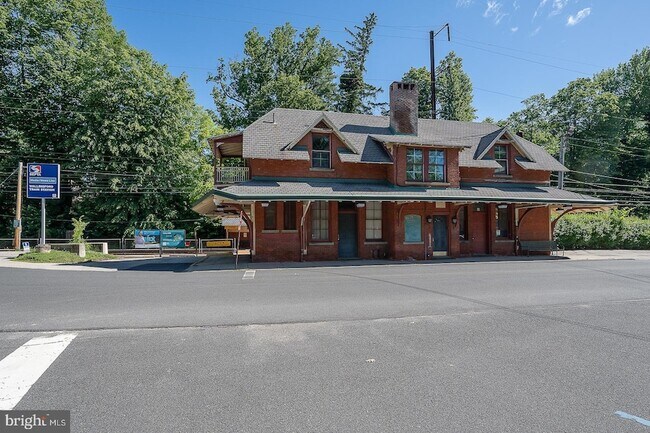 Building Photo - 101 E Brookhaven Rd