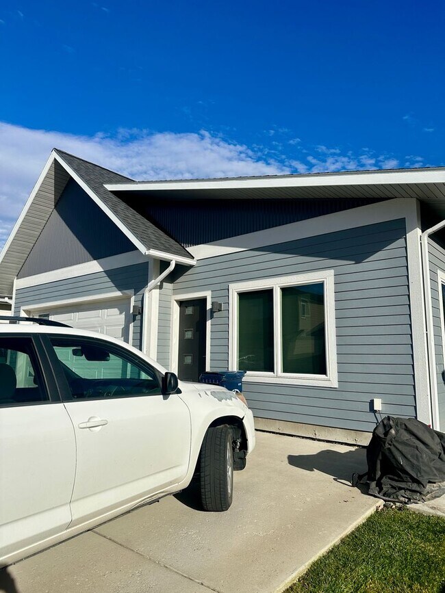 Building Photo - Cottonwood Road Duplex