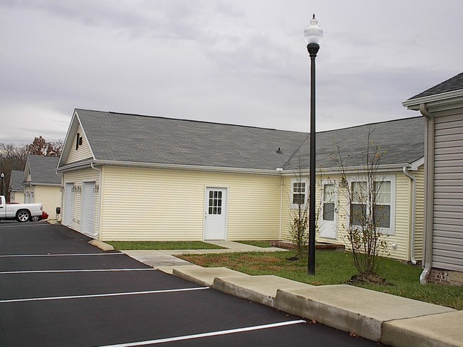 Building Photo - Charleston Plantation Apartments