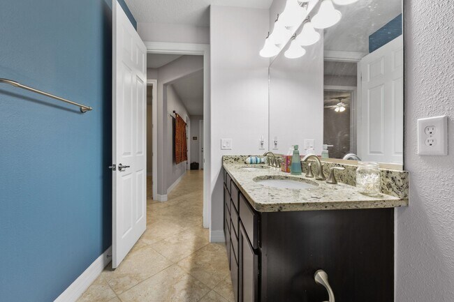 Building Photo - Beautifully Maintained home in Pool Community!