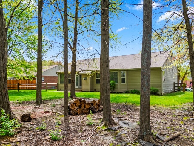 Building Photo - 672 E Lake Ln