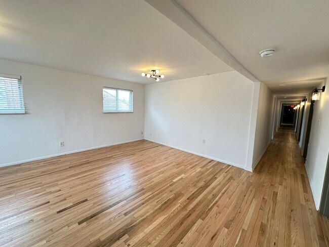 Building Photo - 153 E 12th Ave