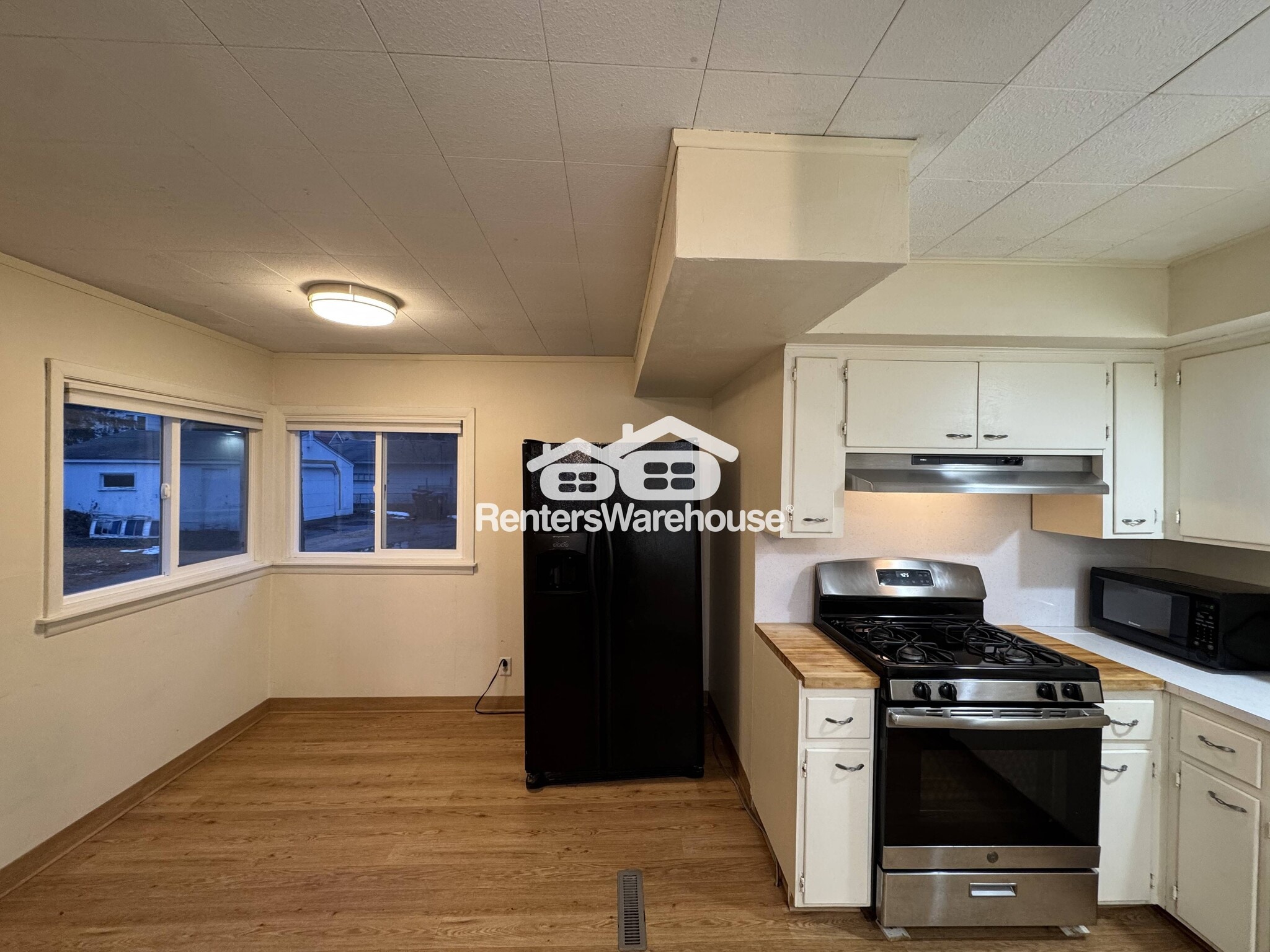 Building Photo - 613 Bay St