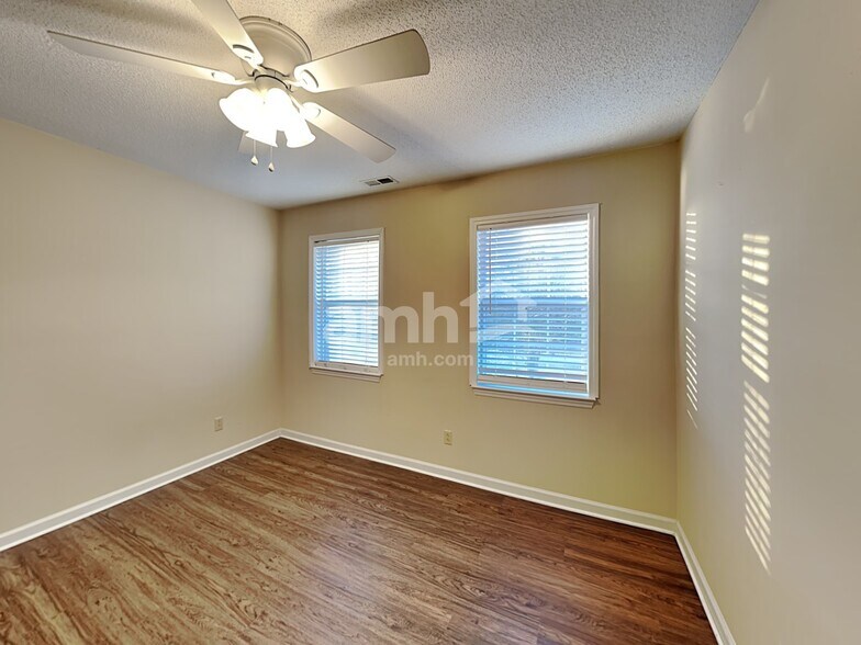 Building Photo - 1255 Hawthorne Dr