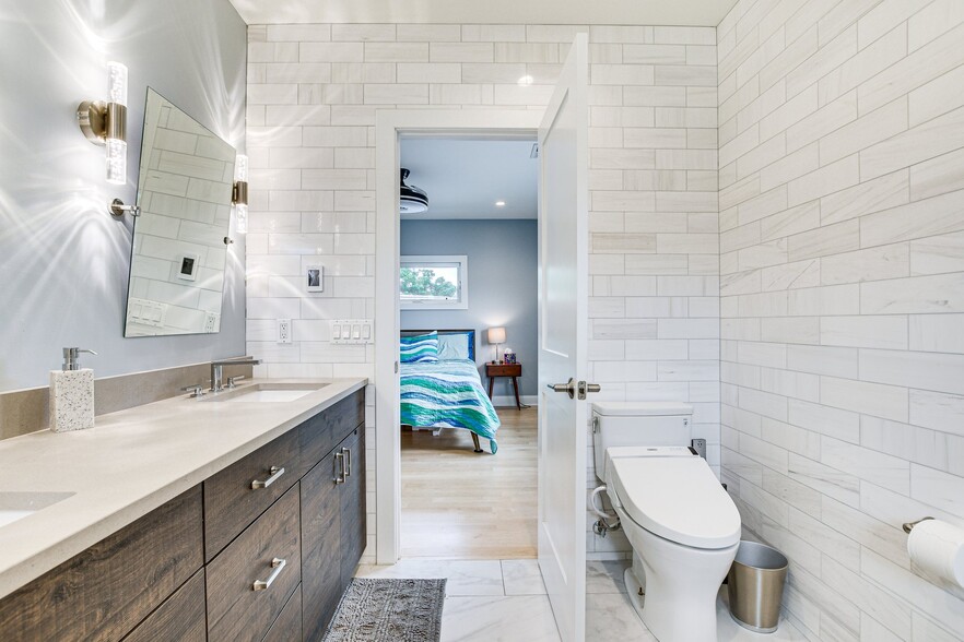 Primary bath - 4727 N Kiona Ave