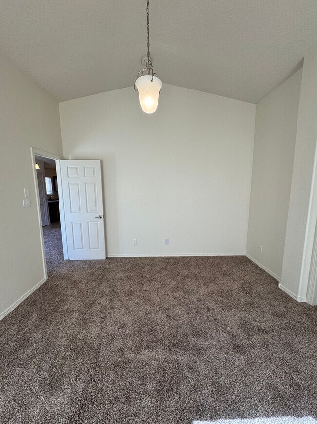 Building Photo - Great 3 bed, 2 bath, home in Huning Ranch!