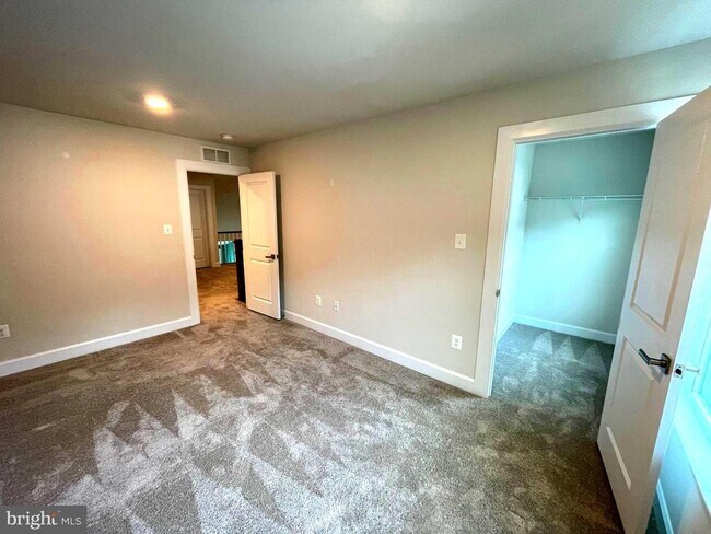 Building Photo - 33789 Freeport Dr