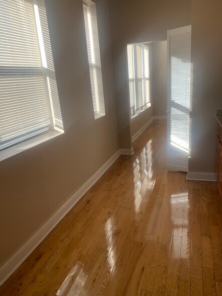 Building Photo - 6507 S Ingleside Ave