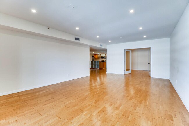 Building Photo - 250 President St