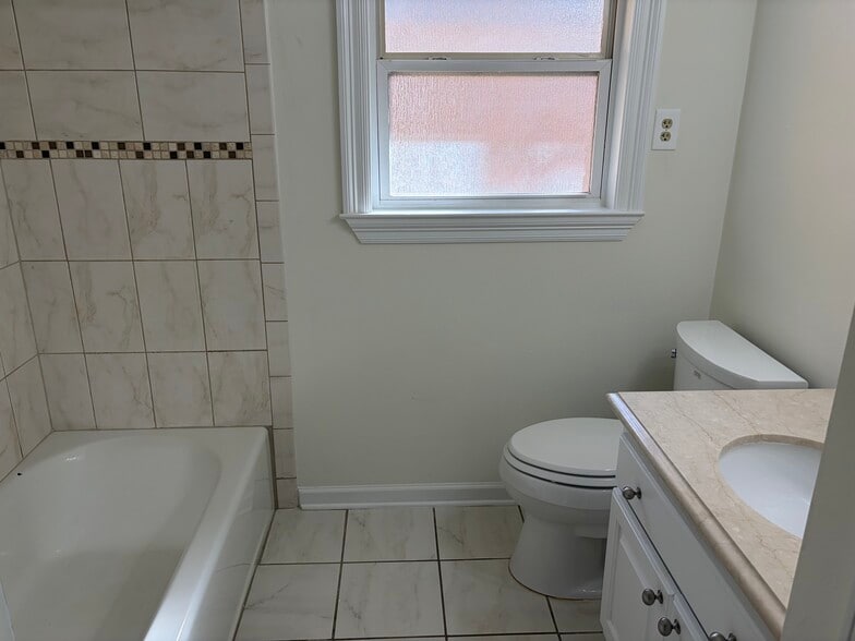 Hall bath - 6034 Chamberlain Dr