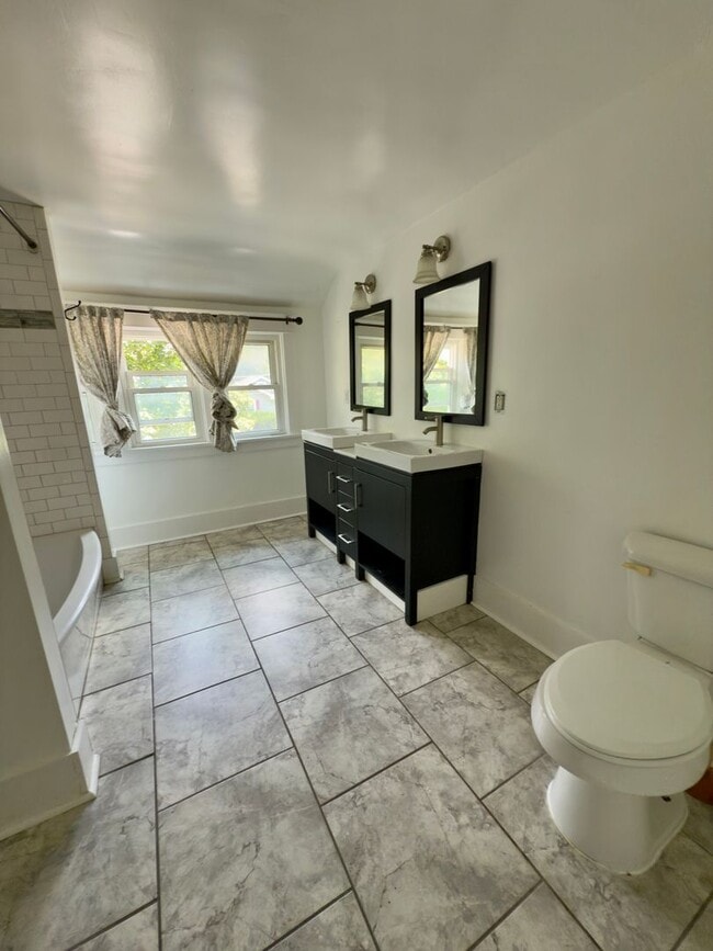 Building Photo - Spacious 4-Bedroom Home with Fenced Yard &...