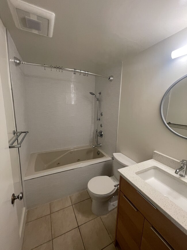 Building Photo - 1576 E Lakewood Dr