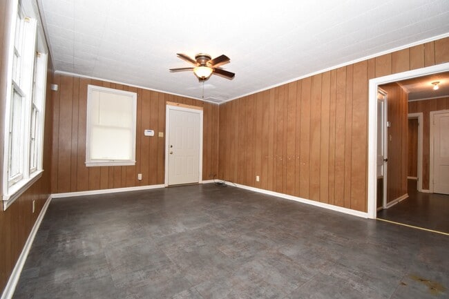 Building Photo - Spacious 3 Bedroom House
