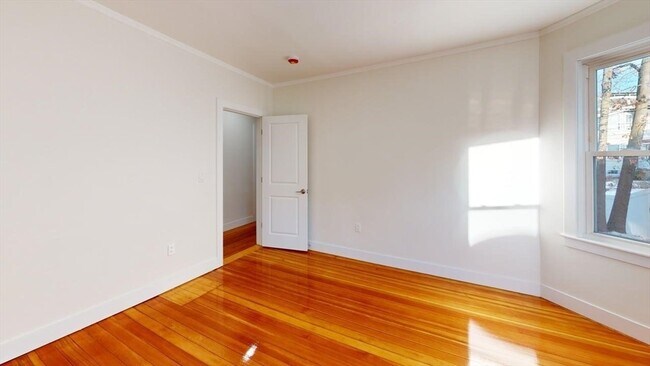 Building Photo - 391 Linwood Ave