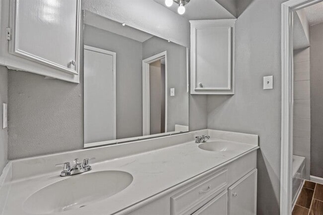 Building Photo - 626 Rosewood Dr