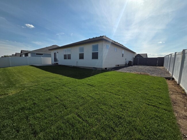 Building Photo - Newer 3-Bed, 2-Bath home in Quincy, WA!