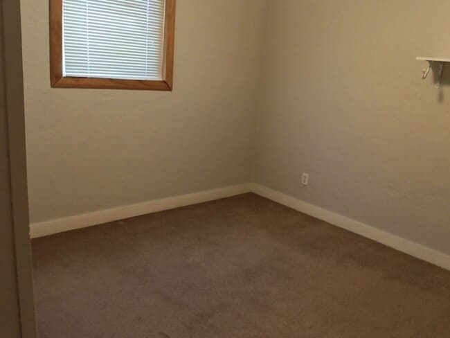Building Photo - 3 Bedroom, 2 Bathroom Home! Schedule a Showing Soon!
