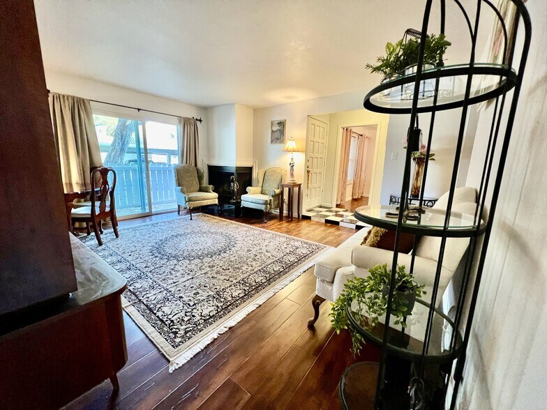 Living room with entrance - 6081 Milton St