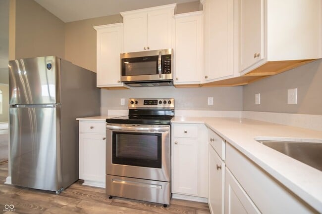 Building Photo - 7062 English Oak Dr