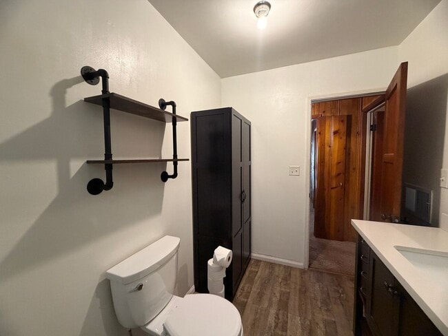 Building Photo - 2 Bedroom 1 Bath Super Cute.
