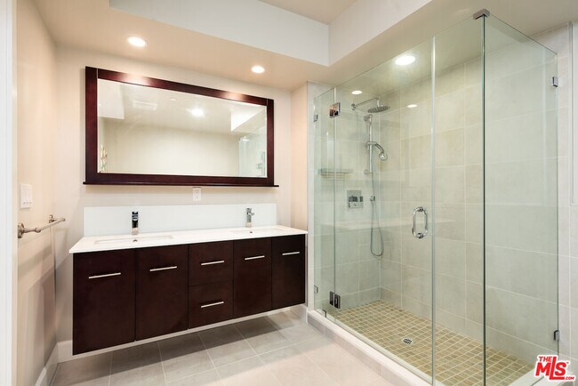 Building Photo - 118 S Kenwood St