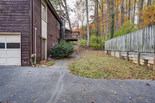 Building Photo - Large home in a beautiful setting close to all JC amenities