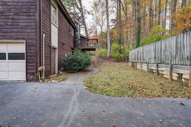 Building Photo - Large home in a beautiful setting close to...