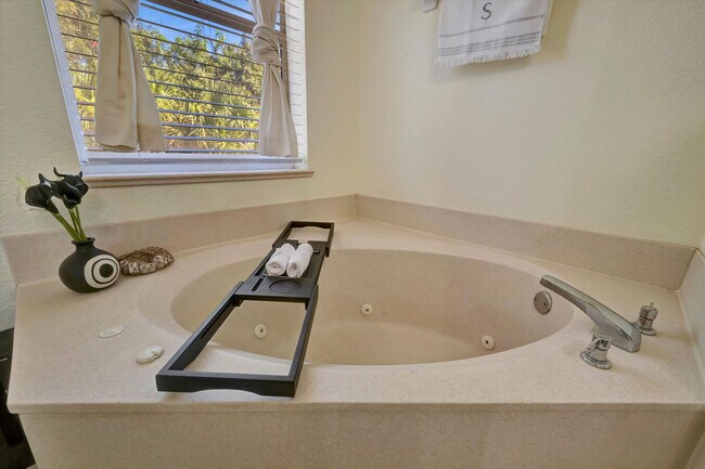 Building Photo - 19 Hoffer St