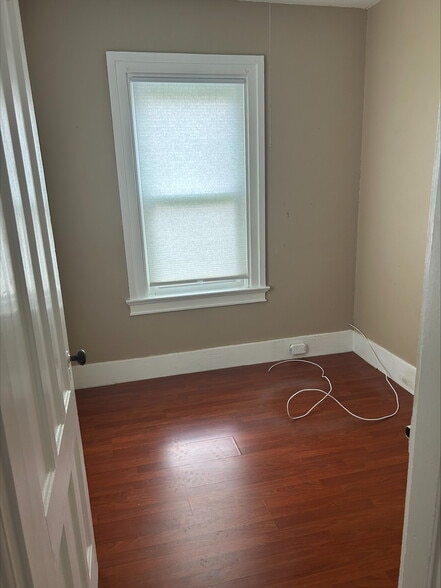 Small bedroom/office off of living room - 68 High St