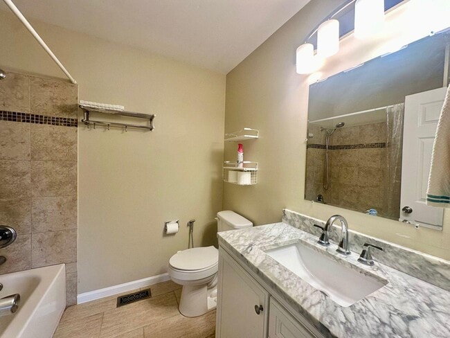 Building Photo - 612 Orrington Ct