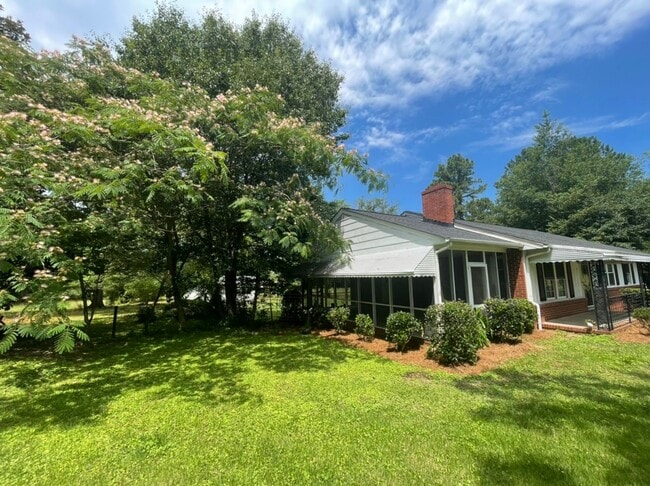 Building Photo - Adorable Apex Ranch on 2 Acres of Land!