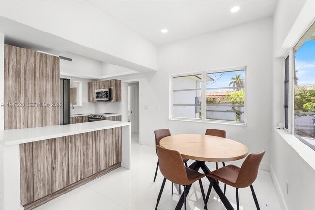 Building Photo - 1581 Normandy Dr