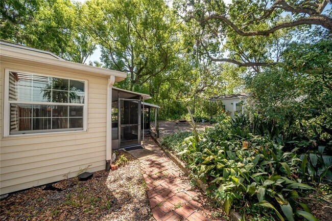 Building Photo - 1211 E Park Cir