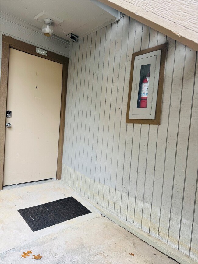 Building Photo - 3900 Aspen Dr